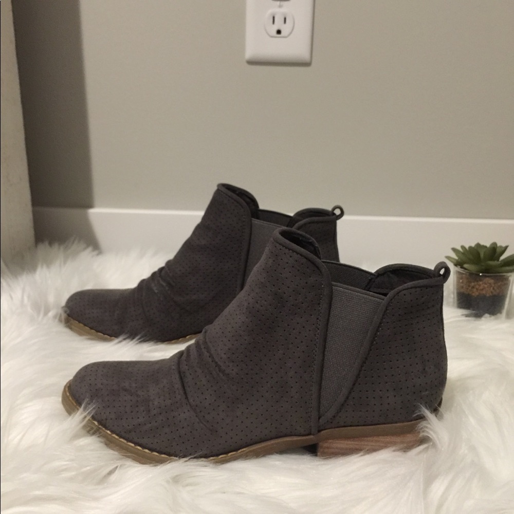NWOT Gray Report Ankle Boots
